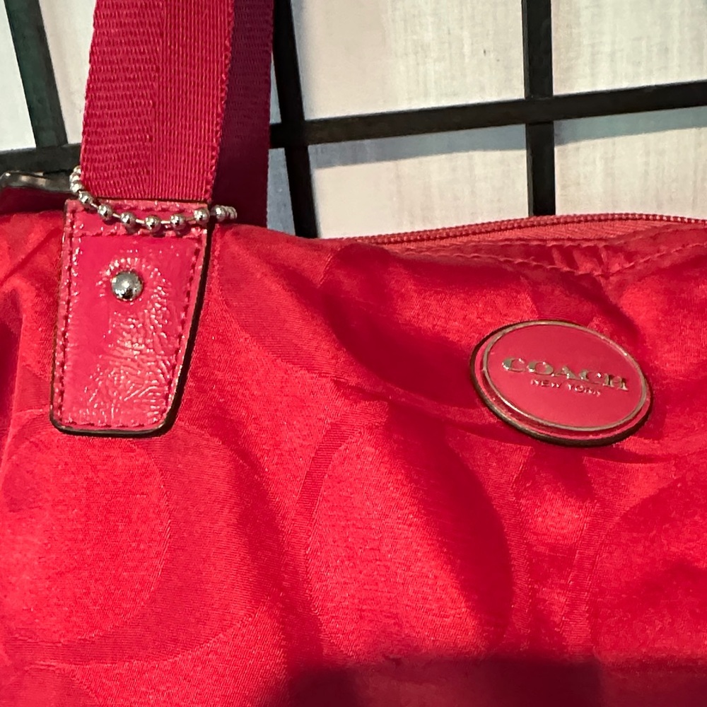 Coach Satin Logo XL Red Packable NY Weekend Tote with Removable Pouch Pre-Owned - Picture 2 of 15
